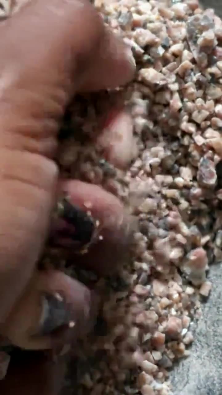 Mains dans les pigments minéraux — Michkati Madi